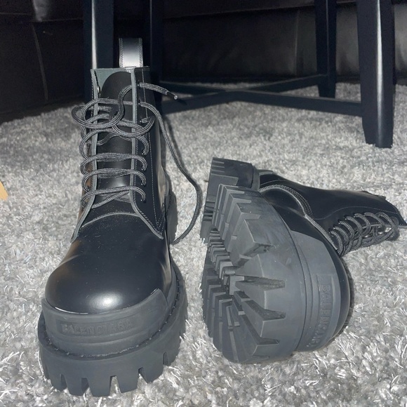 Black Balenciaga boots fresh and never worn - Picture 2 of 3
